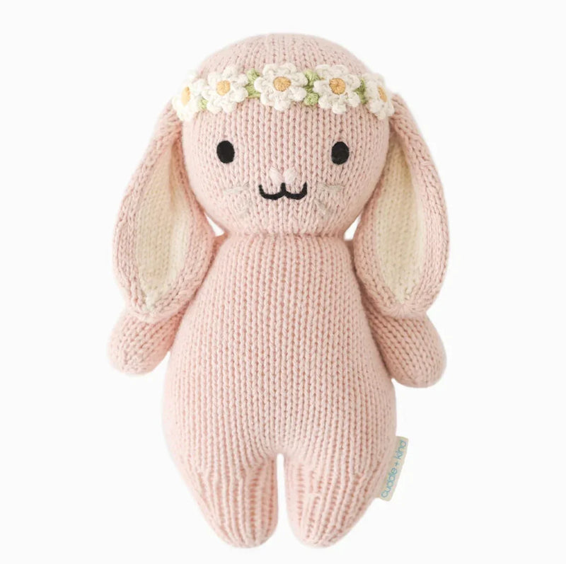 Load image into Gallery viewer, Peluche - Bébé lapin rose avec couronne de fleurs - Cuddle + Kind - Boutique Kaki Lilas
