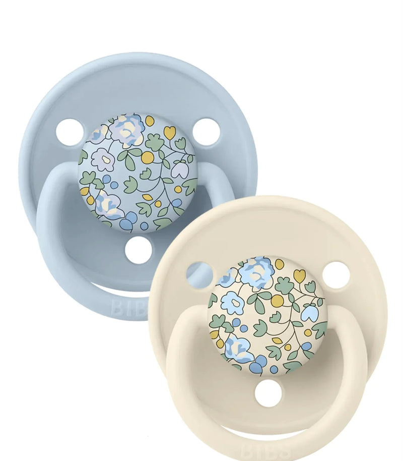 Load image into Gallery viewer, Paquet contenant deux suces Bibs de luxe en silicone Éloise Baby blue - Boutique Kaki Lilas
