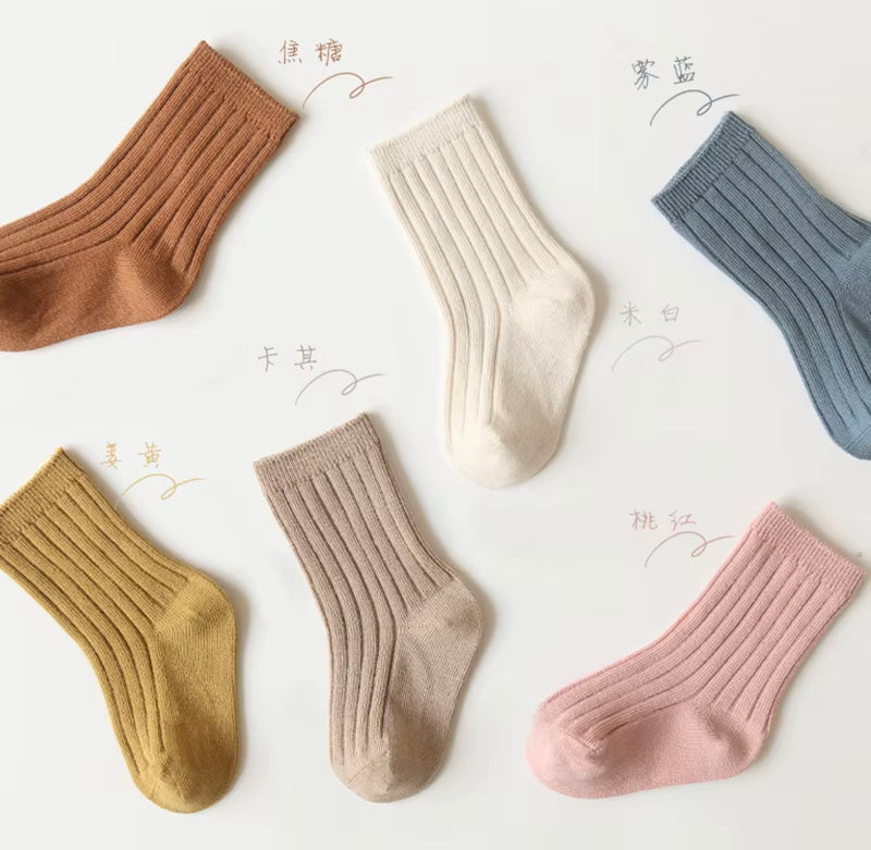 Load image into Gallery viewer, 🧦 Chaussettes en coton peigné pour bébé et enfants – Douces, confortables et stylées - Boutique Kaki Lilas
