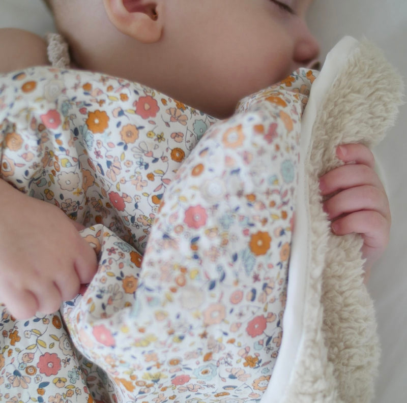 Load image into Gallery viewer, Couverture pour bébé fluffy + coton mini fleurs - Boutique Kaki Lilas
