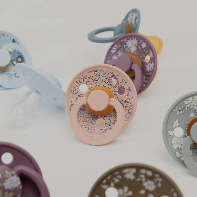Load image into Gallery viewer, Paquet contenant deux suces Bibs de luxe en silicone Éloise Baby blue - Boutique Kaki Lilas
