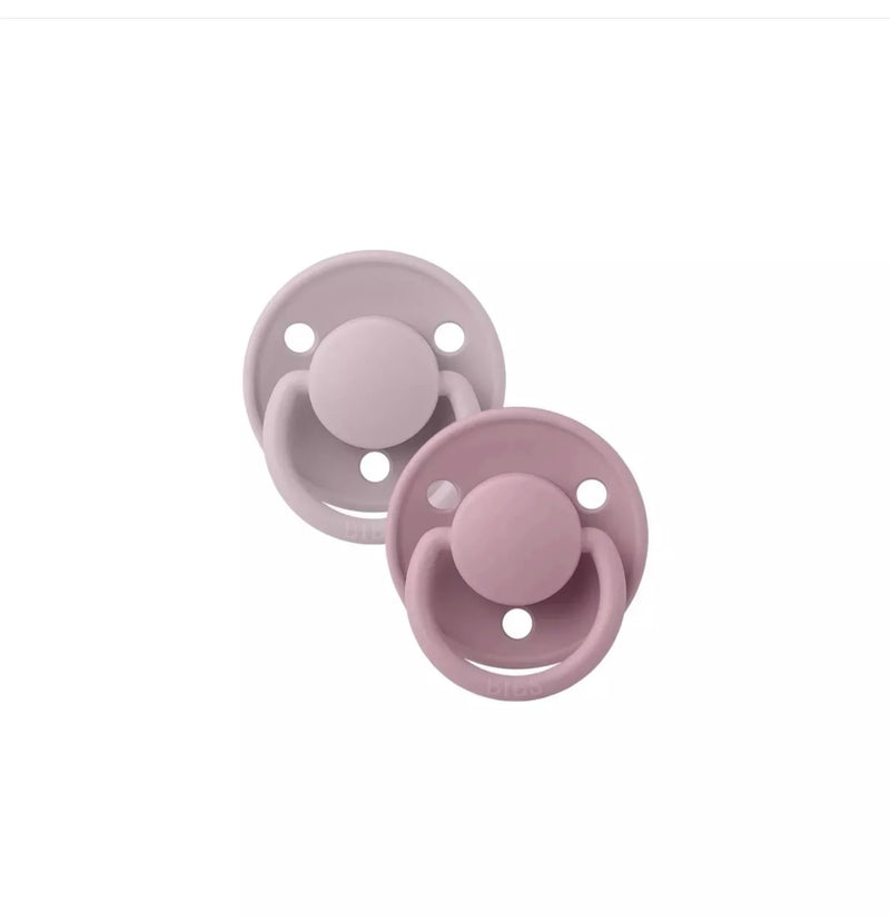 Load image into Gallery viewer, Paquet contenant deux suces Bibs en silicone couleur Heather et Dusky lilas - Boutique Kaki Lilas
