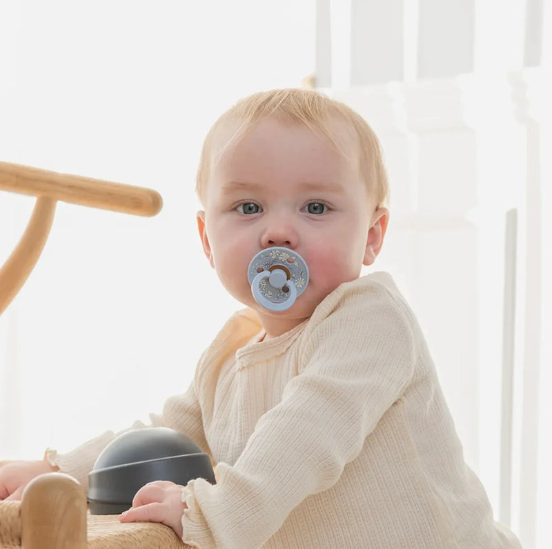 Load image into Gallery viewer, Paquet contenant deux suces Bibs de luxe en silicone Éloise Baby blue - Boutique Kaki Lilas
