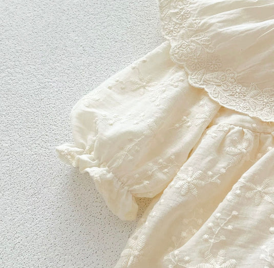 Barboteuse bébé fille en coton avec col en dentelle brodé – dernière pièce