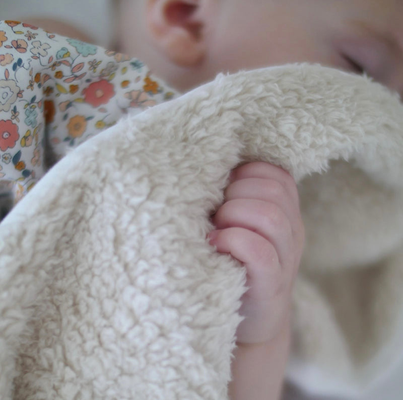 Load image into Gallery viewer, Couverture pour bébé fluffy + coton mini fleurs - Boutique Kaki Lilas
