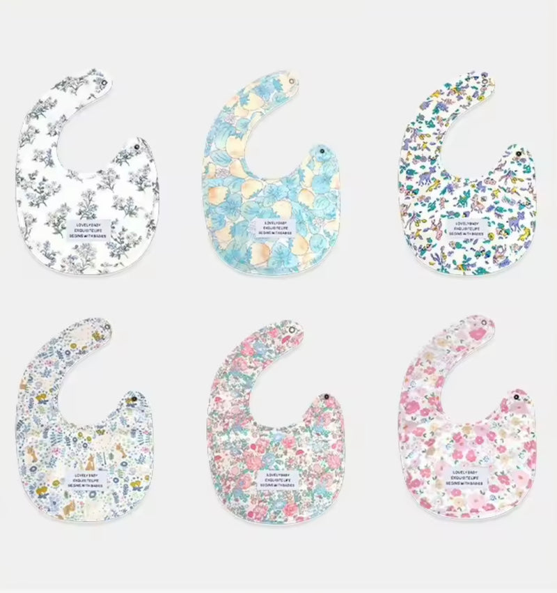 Load image into Gallery viewer, Bavoir bébé en coton motif fleuri – Kali - Boutique Kaki Lilas

