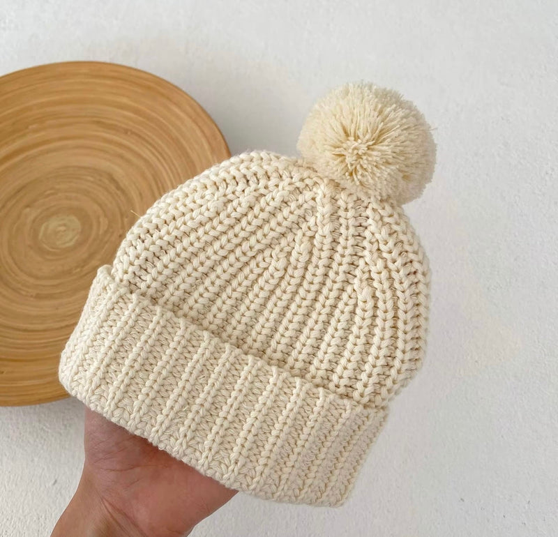 Chargez l'image dans la visionneuse de la galerie, Bonnet bébé en tricot ivoire avec pompon en coton doux – Kali
