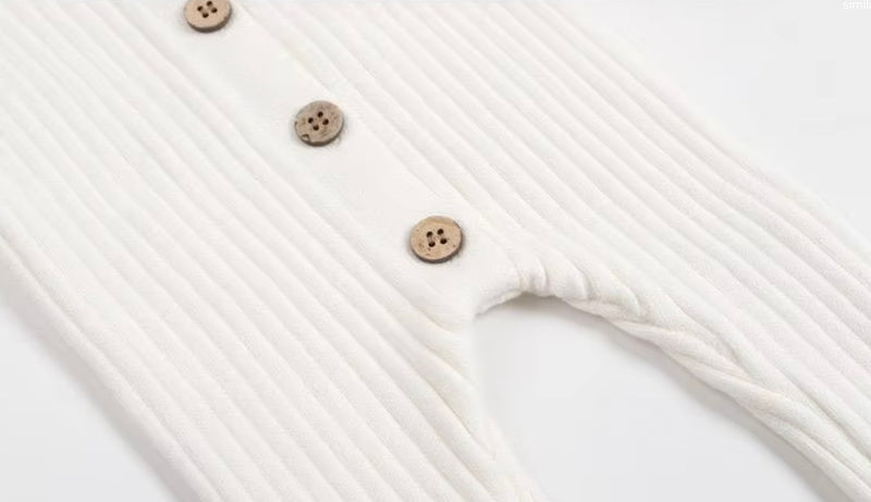 Chargez l'image dans la visionneuse de la galerie, Barboteuse bébé unisexe blanche en tricot de coton – manches longues
