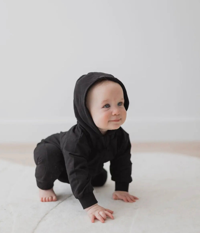 Load image into Gallery viewer, Barboteuse à capuche noire coton bio - Boutique Kaki Lilas
