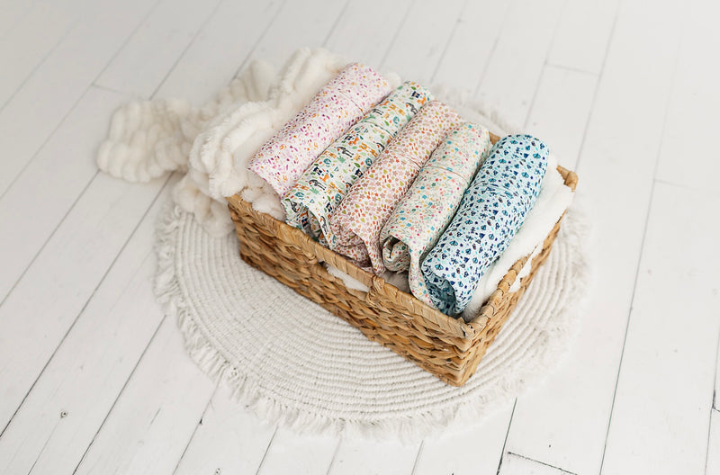 Chargez l'image dans la visionneuse de la galerie, Barboteuse bébé fille en coton bio motif floral rose et lime – Kaki Lilas
