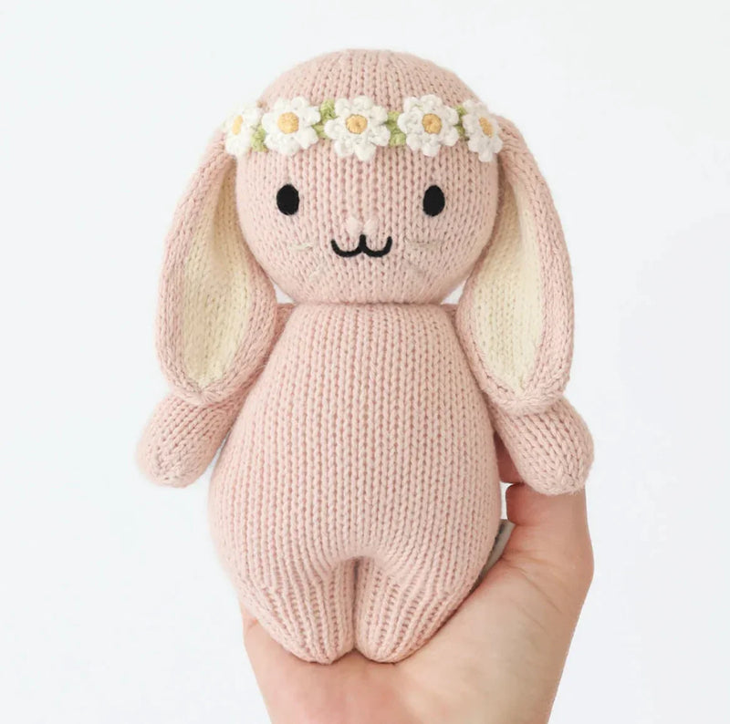 Load image into Gallery viewer, Peluche - Bébé lapin rose avec couronne de fleurs - Cuddle + Kind - Boutique Kaki Lilas
