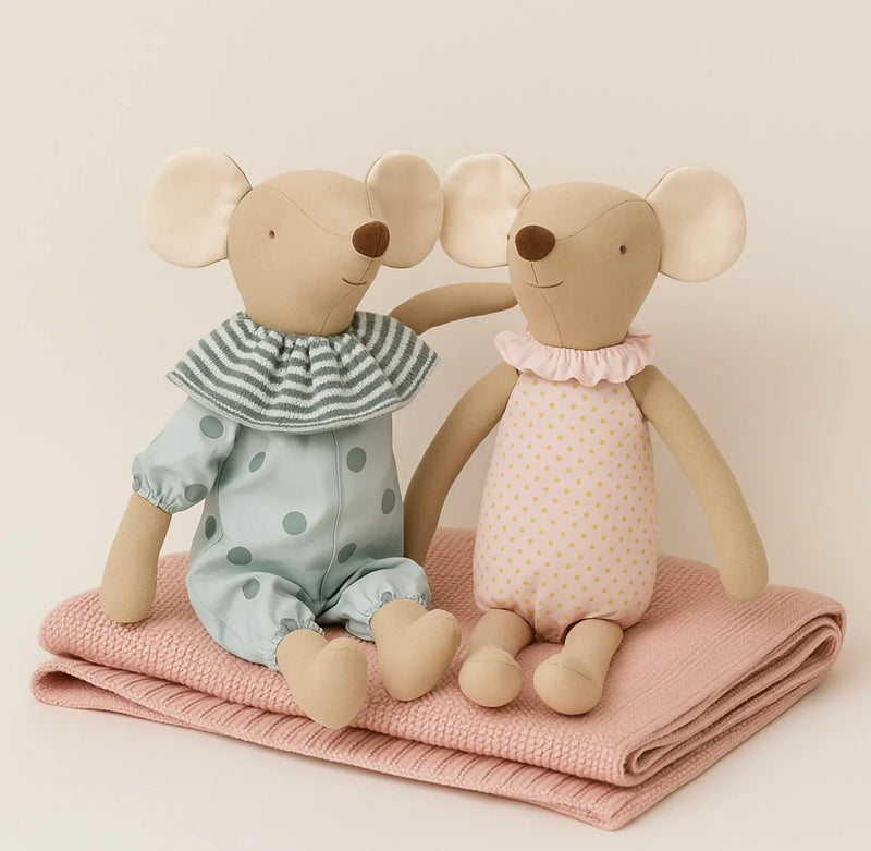 Load image into Gallery viewer, Peluches bébé Les Souris Joyeuses – Modèle Kali douces et réconfortantes - Boutique Kaki Lilas
