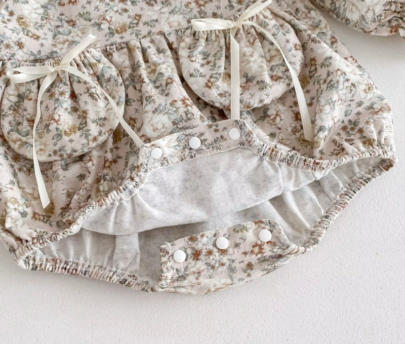 Load image into Gallery viewer, Barboteuse bébé fille fleurie – Style vintage - Pré-commande
