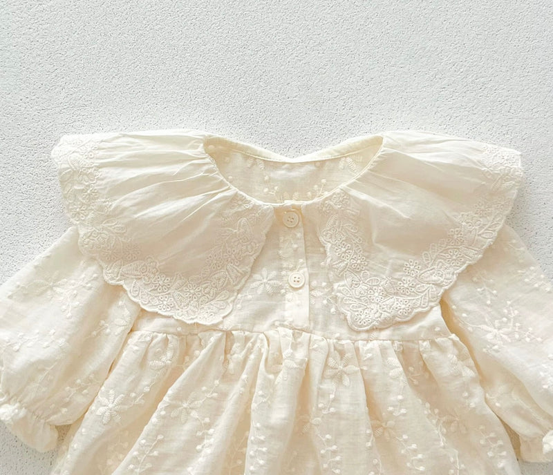 Chargez l'image dans la visionneuse de la galerie, Barboteuse bébé fille en coton avec col en dentelle brodé – dernière pièce
