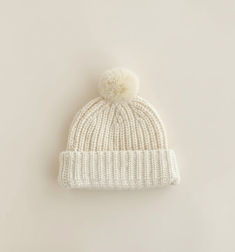 Chargez l'image dans la visionneuse de la galerie, Bonnet bébé en tricot ivoire avec pompon en coton doux – Kali
